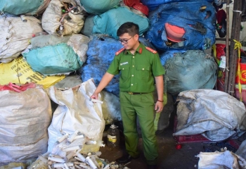 Bắt quả tang cơ sở phế liệu thu gom rác thải y tế trái phép